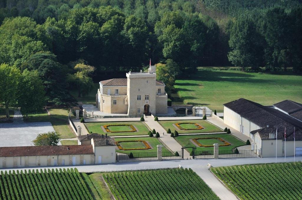 Thương Hiệu Chateau La Tour Carnet – Di sản Grand Cru Classé từ thế kỷ 12 | Rượu Vang Nhập Khẩu Cao Cấp Chateau La Tour Carnet