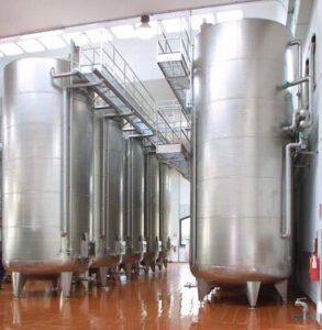 Bên trong nhà máy sản xuất rượu vang Rocca Vini