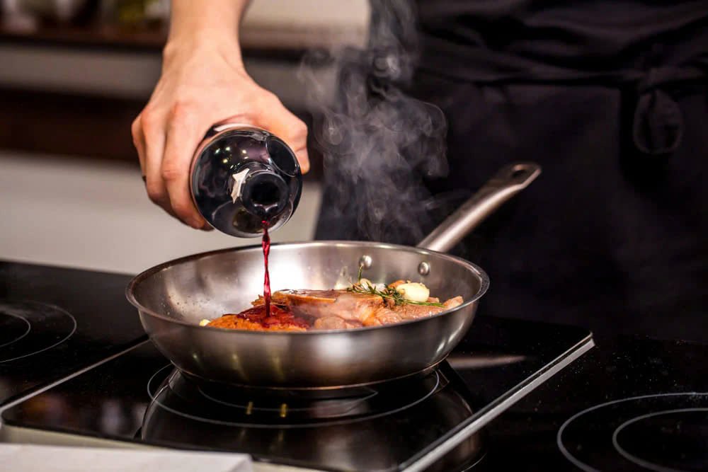 NẤU ĂN VỚI RƯỢU VANG – BÍ QUYẾT BIẾN MÓN ĂN TRỞ NÊN ĐẲNG CẤP | Rượu Vang Nhập Khẩu Cao Cấp NẤU ĂN VỚI RƯỢU VANG